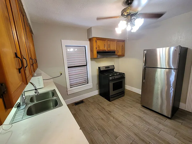 820 Broadway St — Photo 3