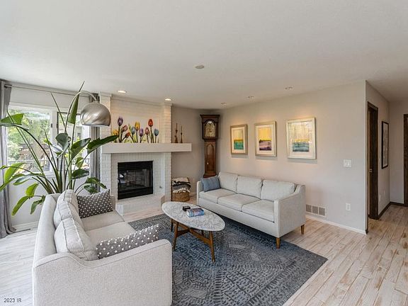 4th image of 825 SE Southbranch Dr
