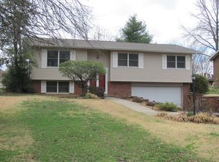 905 Valley Dr, Carterville, IL 62918