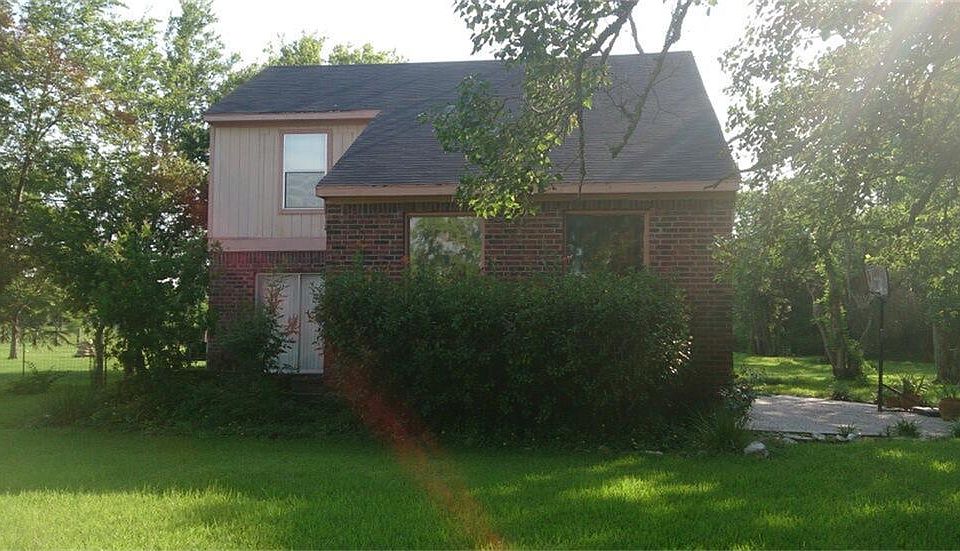 Lovely view of home from drive