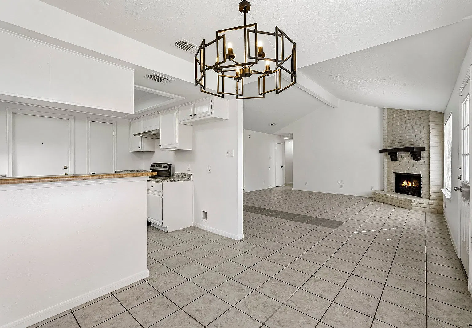 3 bed, 2.0 bath, 1383 sqft, $1,749 — Photo 1