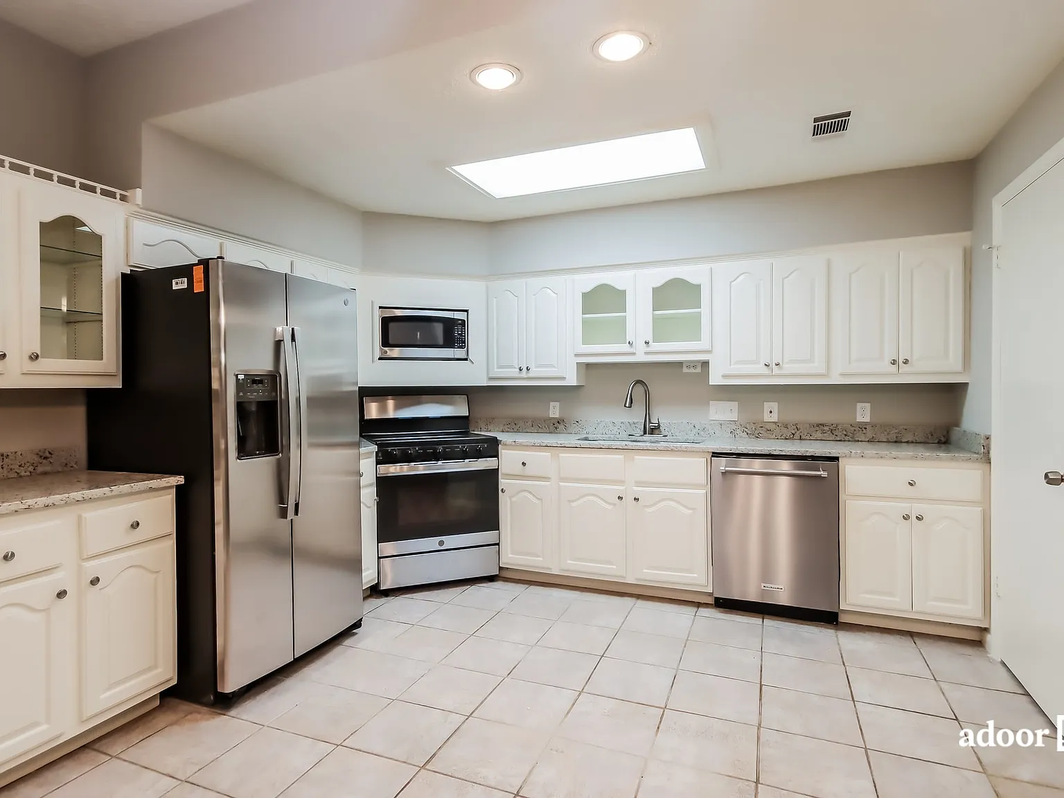 3 bed, 3.0 bath, 2155 sqft, $1,945 — Photo 3