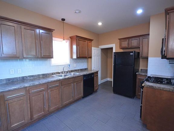 4th image of 605 N Saint Peter St