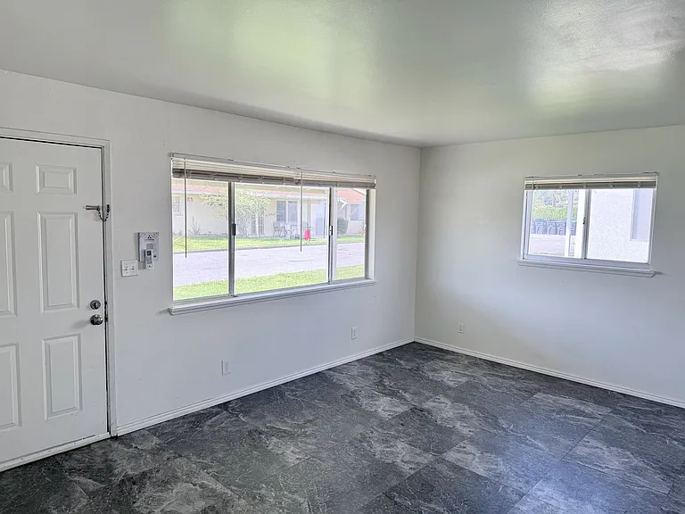 24460 Myers Ave — Photo 25