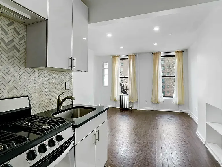 534 E 14th St #12 — Photo 5