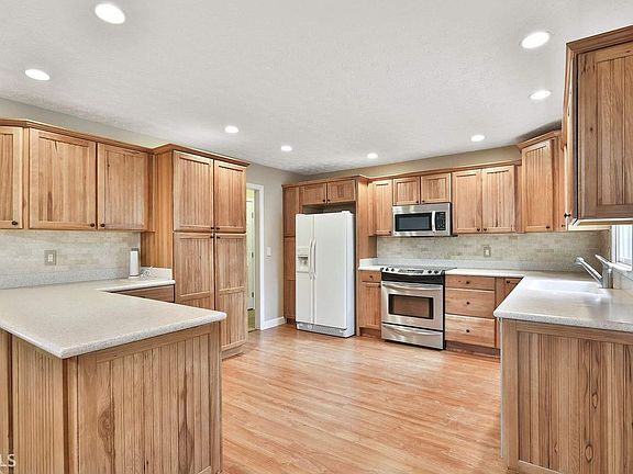 2nd image of 205 Oakcrest Dr