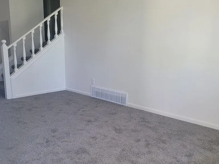 4874 Robin Dr — Photo 2