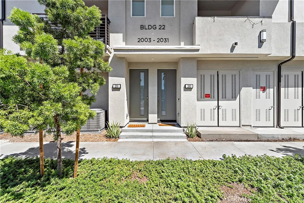 3 bed, 2.5 bath, 1314 sqft, $3,800 — Photo 3