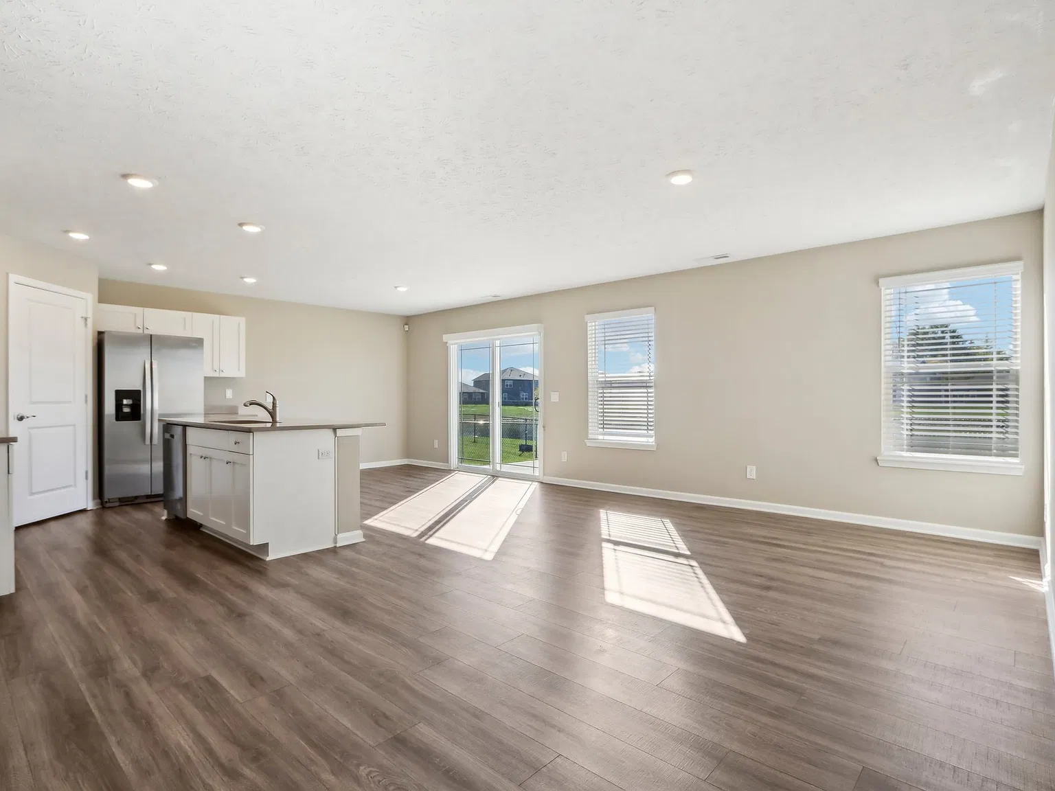 3 bed, 2.0 bath, 1498 sqft, $2,045 — Photo 4