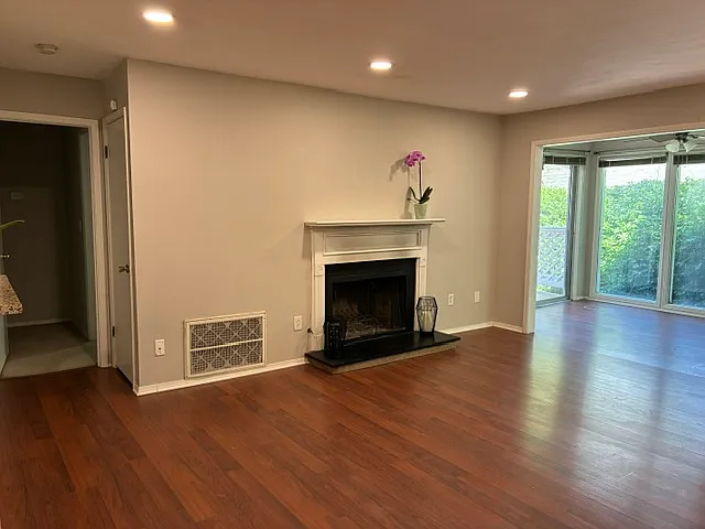 Livingroom with Hardwood floors, fireplace and sunroom
