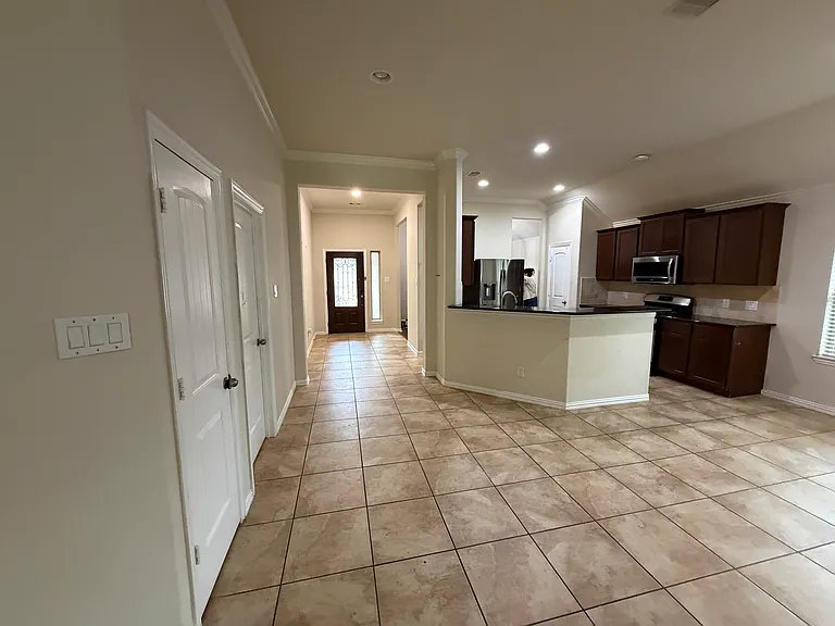 Foyer/view of kitchen