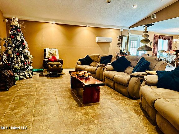 3rd image of 15173 Lorraine Rd