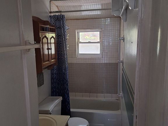 4th image of 33 Oakwood Trl S