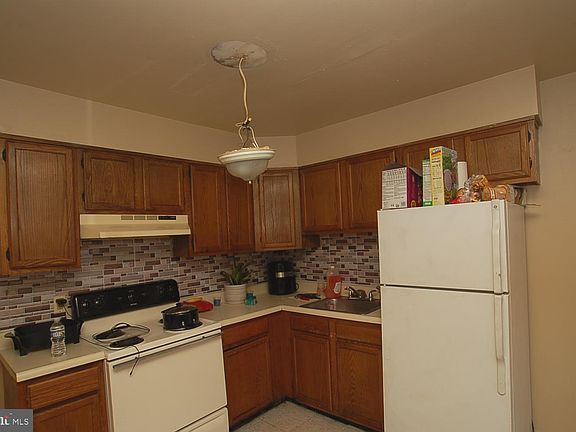 2nd image of 409 Allens Aly