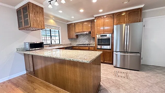 4 bed, 2169 sqft, $6,888 — Photo 4