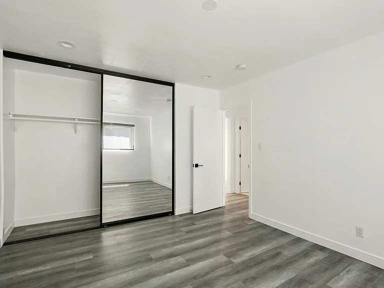 900 W College St #4 — Photo 11