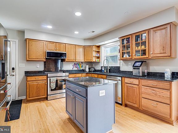 3rd image of 10817 Charles St