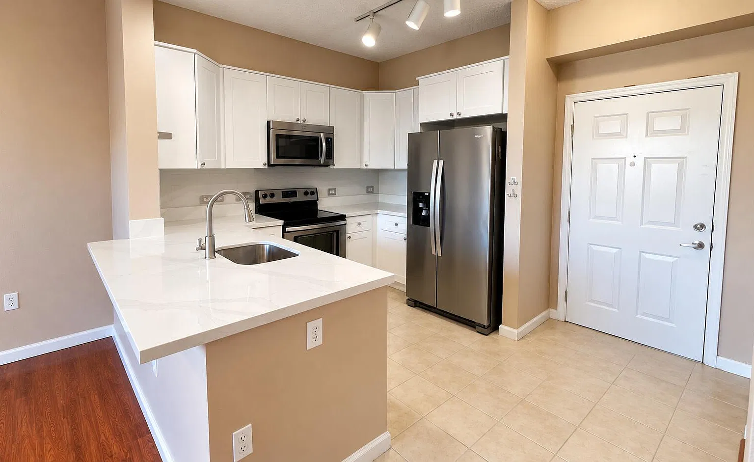 1 bed, 1.0 bath, 667 sqft, $2,000 — Photo 2