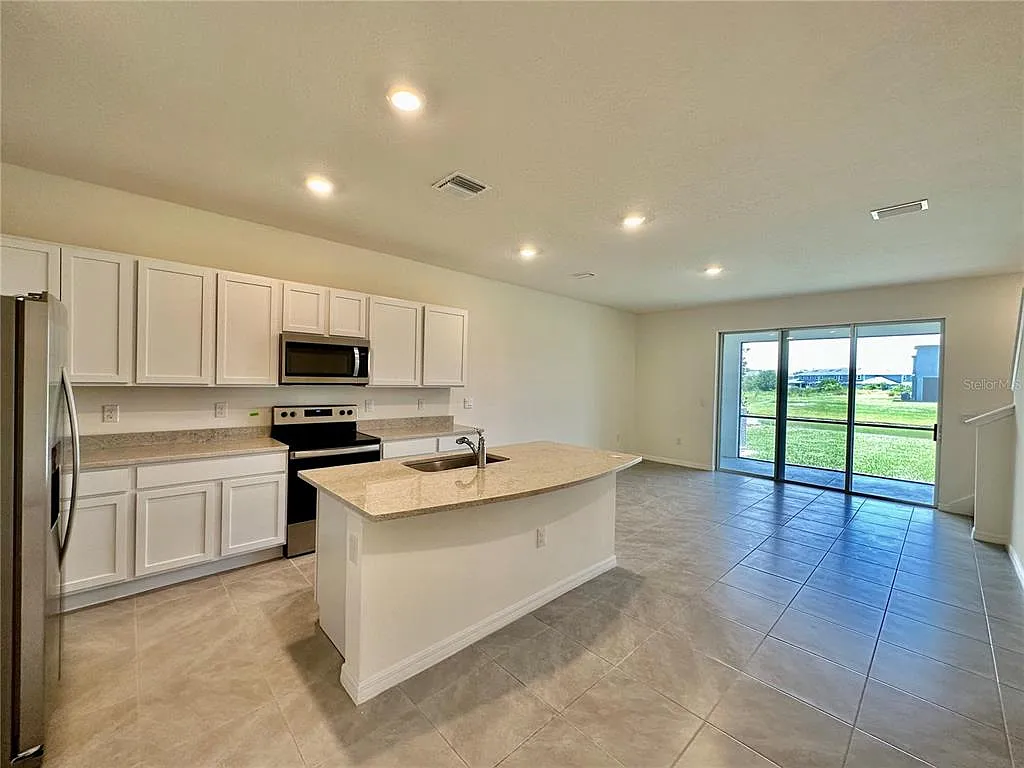3 bed, 2.5 bath, 1662 sqft, $2,400 — Photo 4