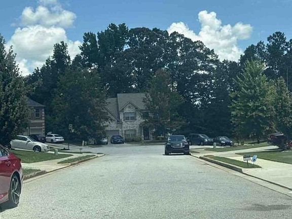 Exterior Neighborhood (street photo)