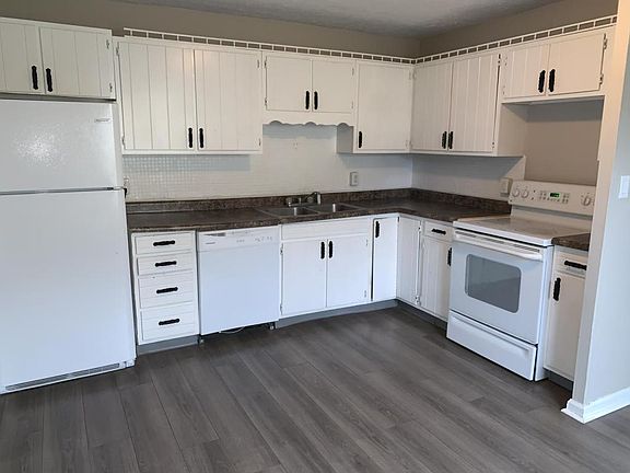 3rd image of 805 Eberhart Dr