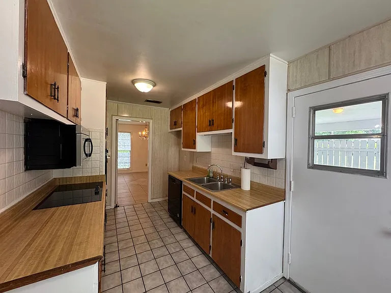 1054 Gallen Ct — Photo 2