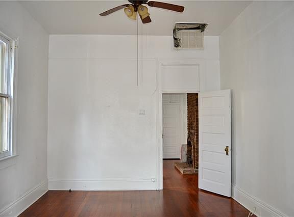 3rd image of 1830 Moss St
