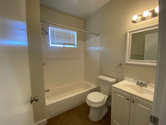 5th image of 526 S Presa St APT 4