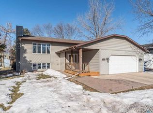 201 S Oak Ridge Rd, Brandon, SD 57005