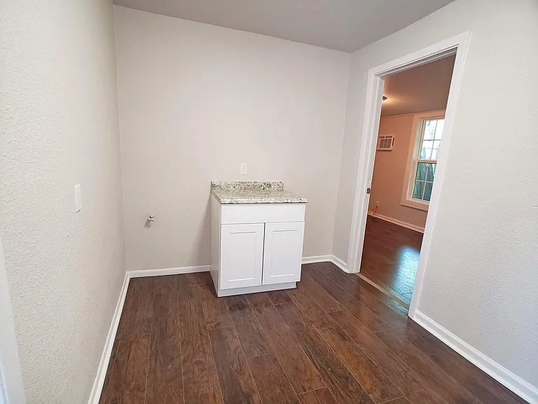 1529 N Walters St — Photo 22