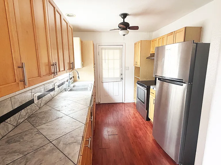 263 N Lomita Ave — Photo 5