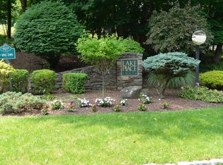 12 Boulevard Dr #15-103, Danbury, CT 06810