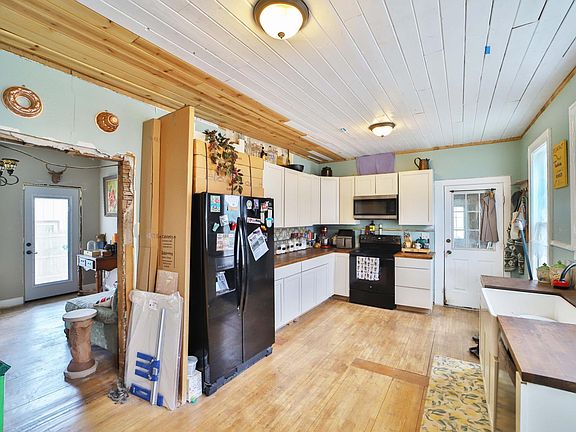 3rd image of 207 7th St NE