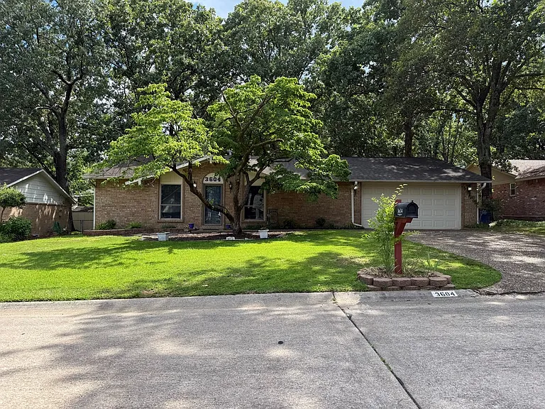 3604 Royal Oak Dr — Photo 1