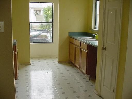 4th image of 4910 KENTON LAKE