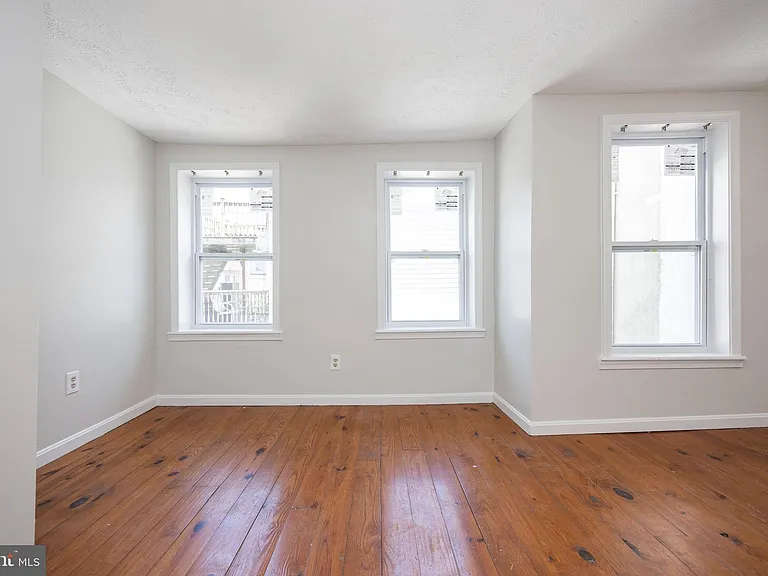 206 E Cross St — Photo 17