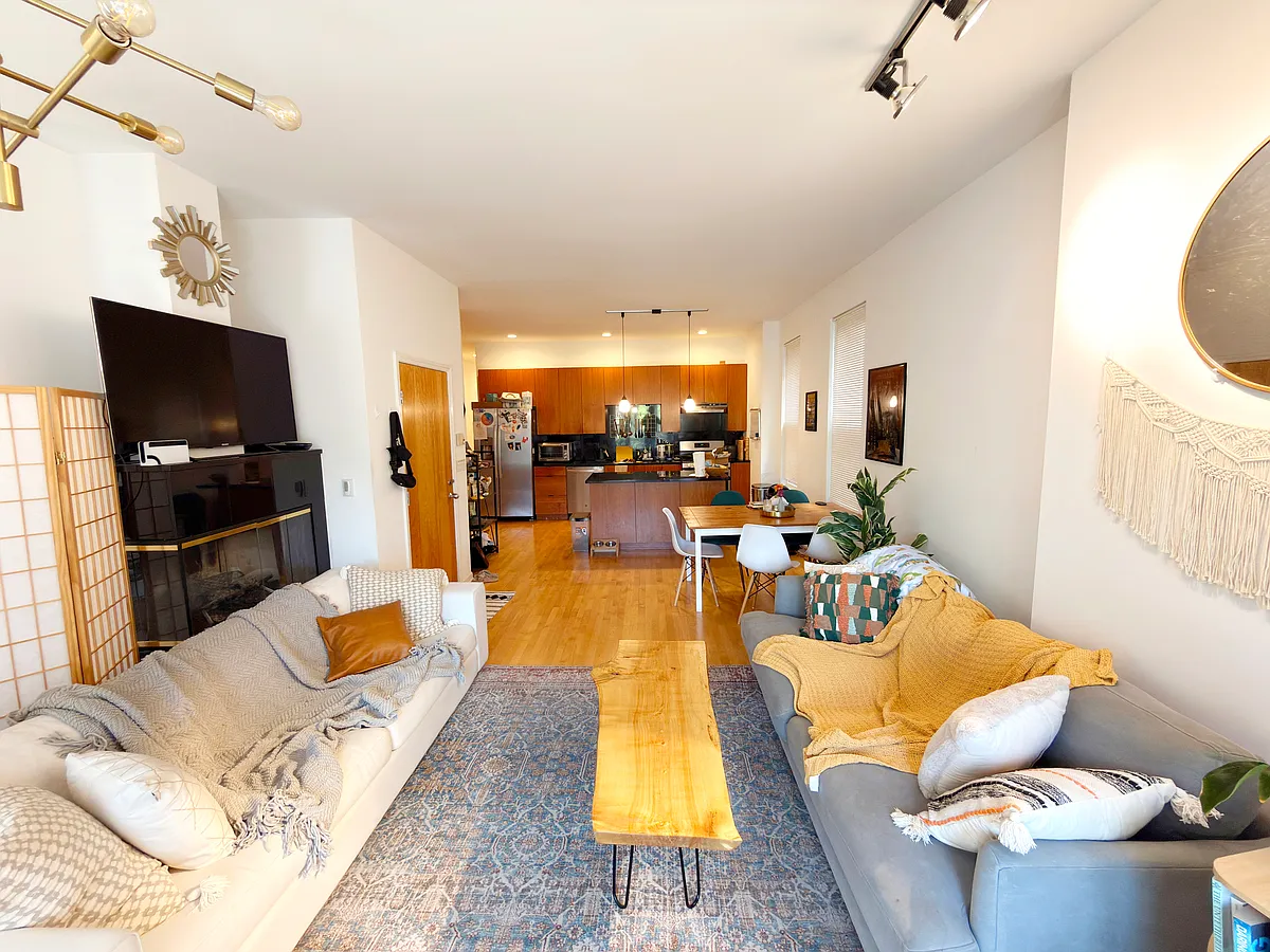 Building Photo - 1409 N Wicker Park Ave #2F