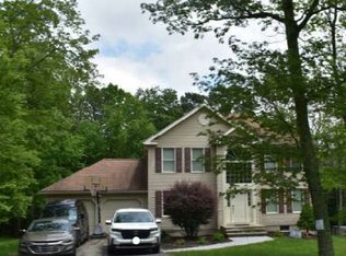 243 Oakenshield Dr, Tamiment, PA 18371