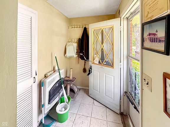 3rd image of 623 N Willow Ln