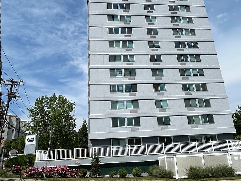 1 Strawberry Hill Ave #1E — Photo 28