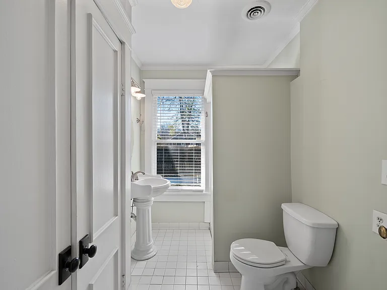 573 Alexander St — Photo 17