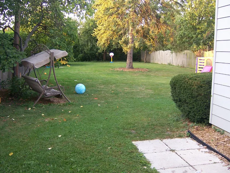 122 W Kenilworth Ave — Photo 2