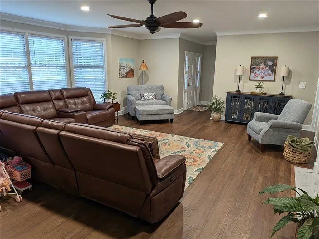 4 bed, 4.5 bath, 2406 sqft, $2,700 — Photo 3