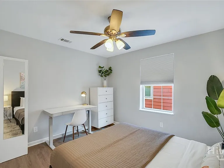 323 W 31st St #2 — Photo 17