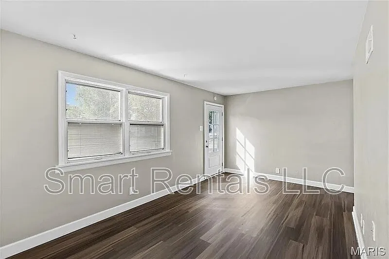 3 bed, 1.0 bath, 972 sqft, $1,399 — Photo 2