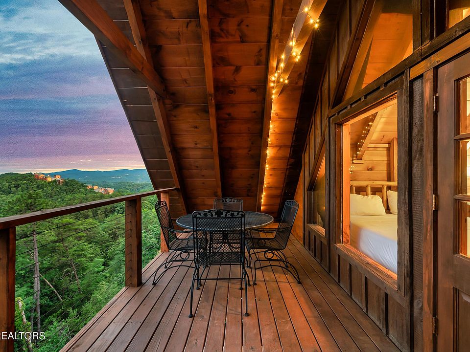 37th image of 932 Falcon View Way