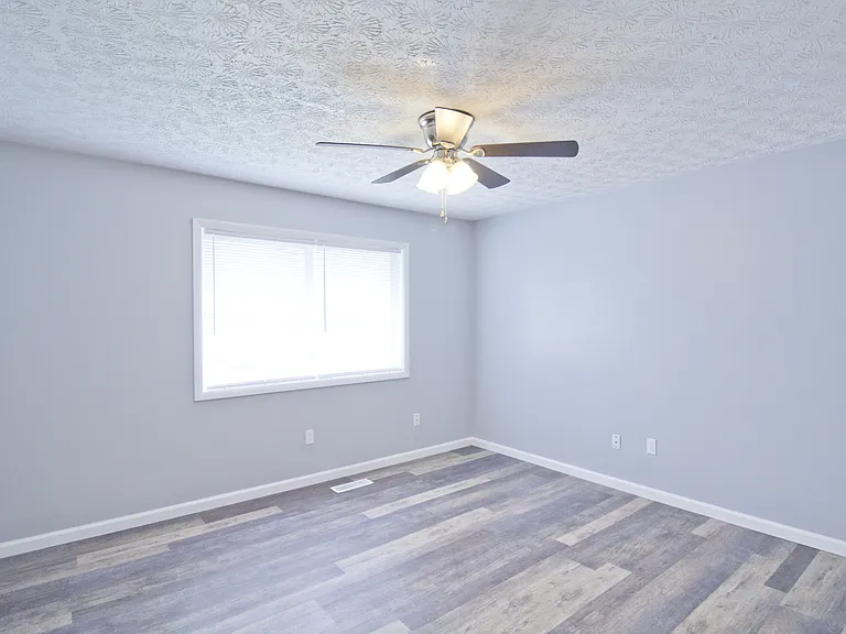 211 Glenlake Dr — Photo 4