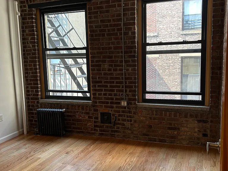 27 Henry St #5B — Photo 4