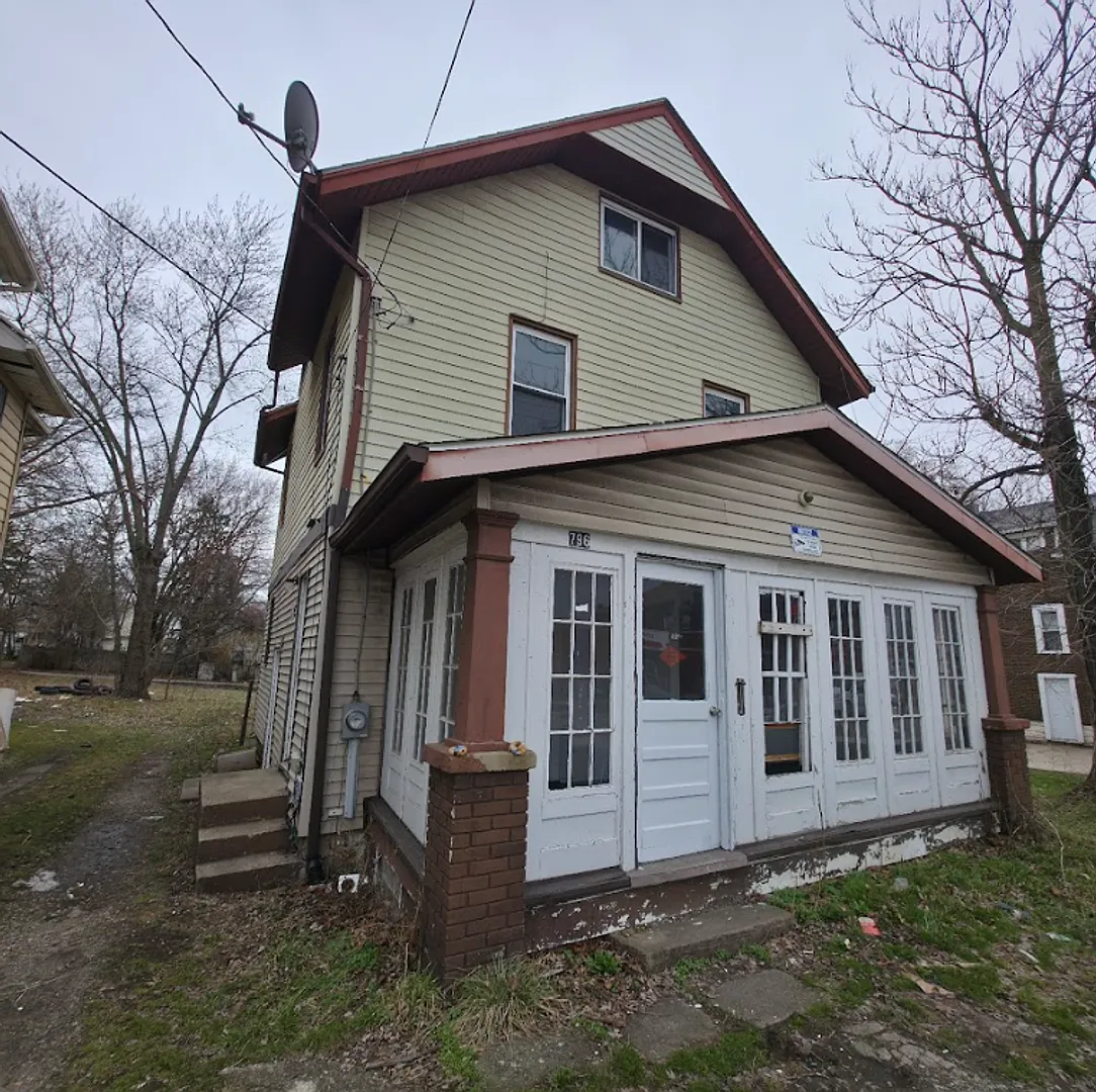 796 Brown St photo 1
