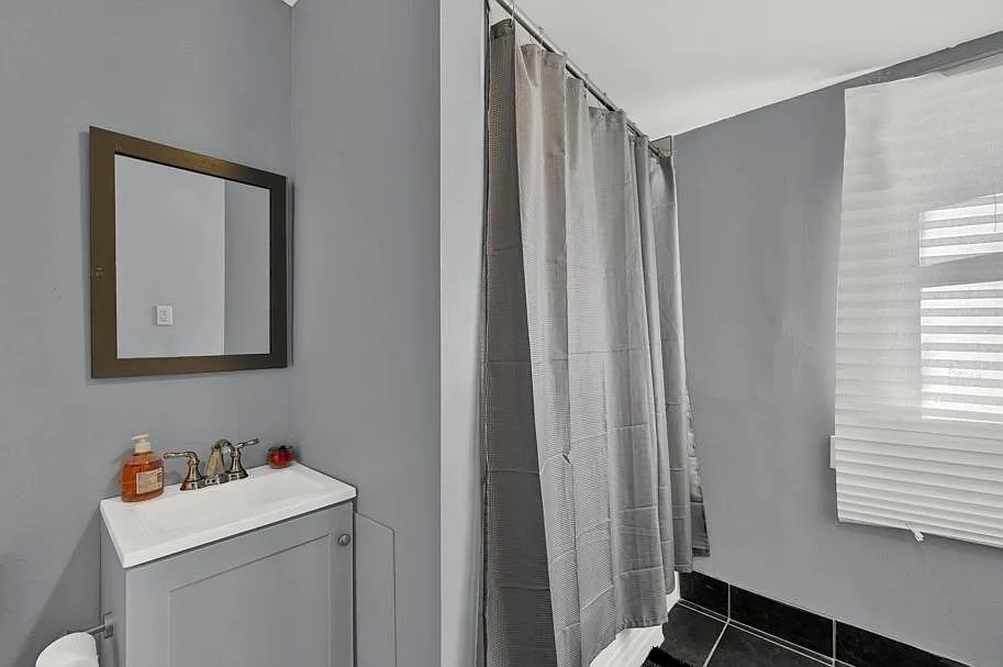 4 bed, 4.0 bath, 1064 sqft, $819 — Photo 2